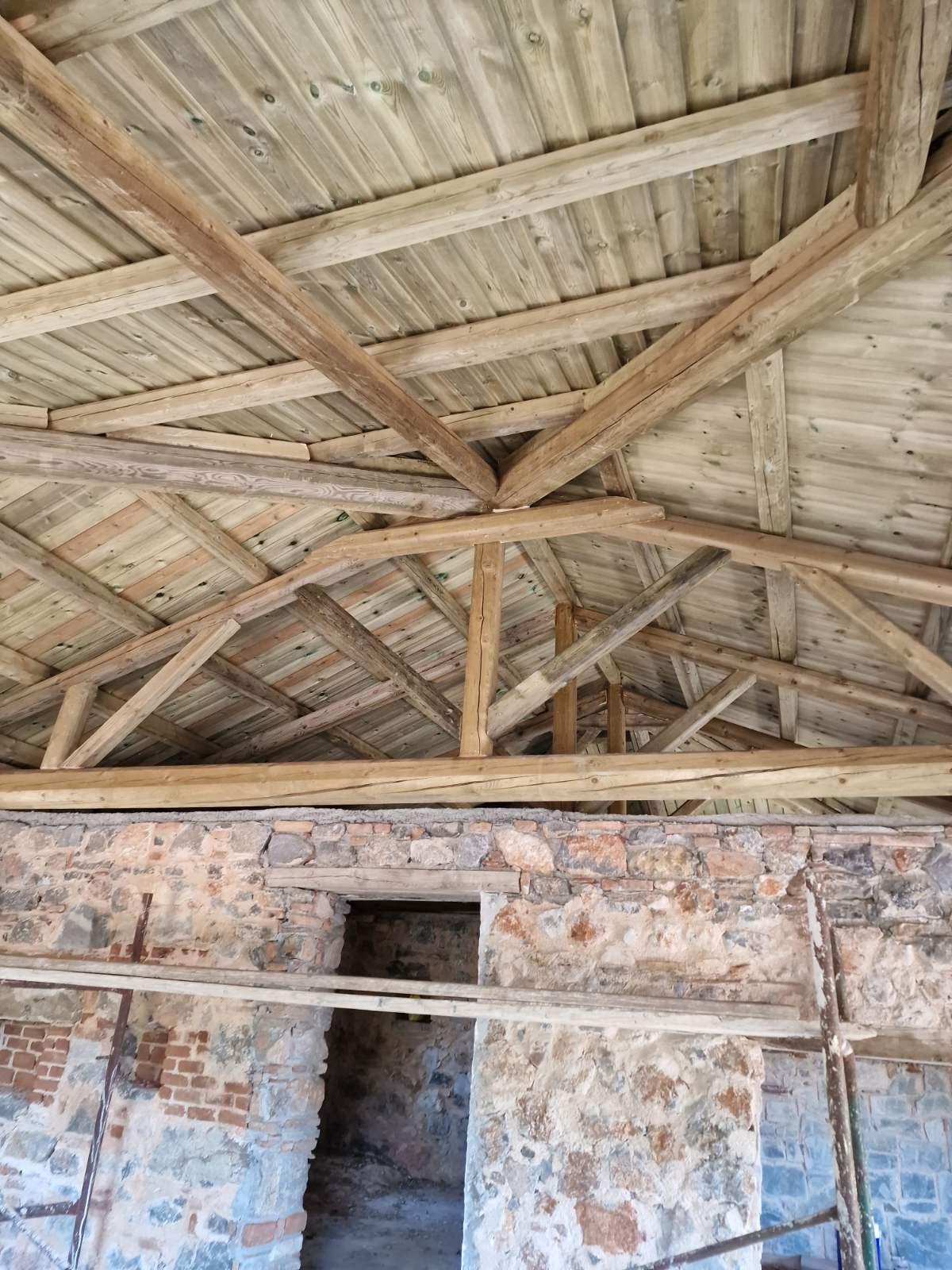 Κατασκευή στέγης με τραβά